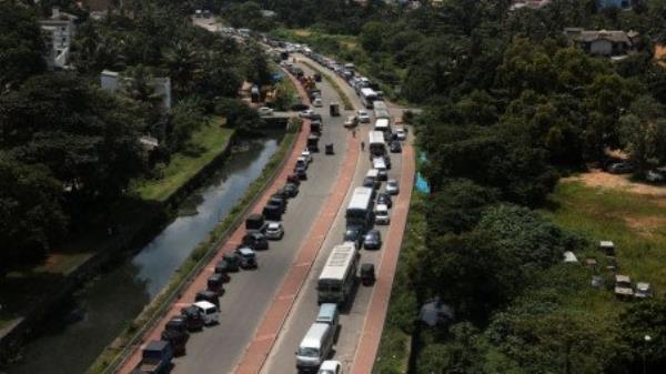 Diesel vehicles queue up in a long line to buy diesel due to a fuel shortage countrywide, amid the country&#039;s eco<em></em>nomic crisis, in Colombo, Sri Lanka, June 8, 2022. REUTERS/Dinuka Liyanawatte
