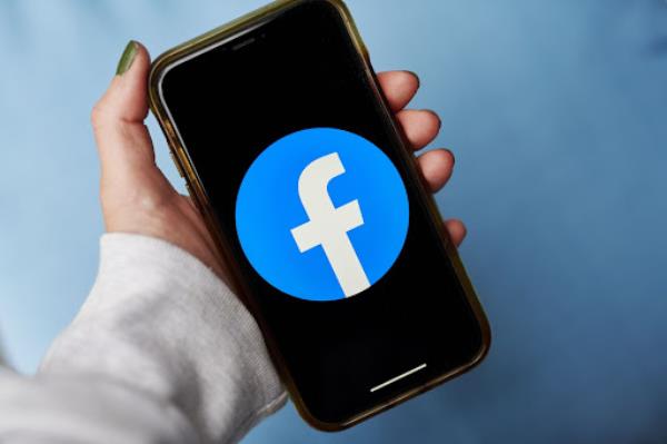 Facebook parent me<em></em>ta Platforms is changing the way it shows users posts and videos on its flagship social network, part of an effort to get people to watch co<em></em>ntent from accounts they don’t already follow and better compete with the video app TikTok.