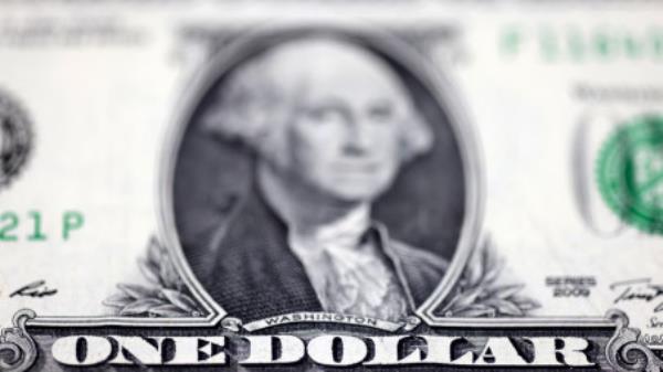 随着美联储坚持长期抗击通胀，美元走强